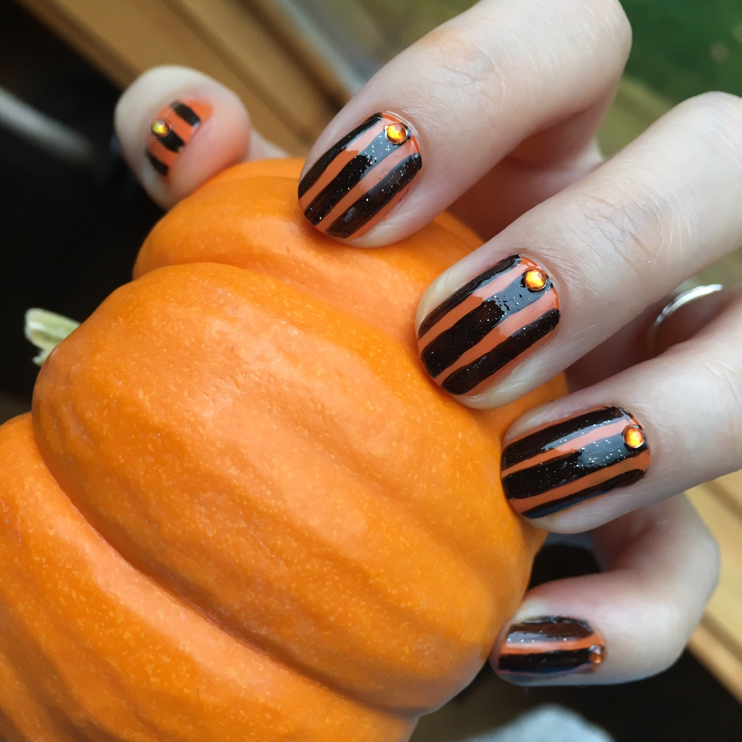 vegan-halloween-nails